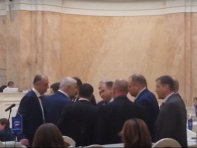 Эпизод потасовки в Законодательном Собрании Санкт-Петербурга, 18.1.17. Скрин видео youtube.com Эпизод потасовки в Законодательном Собрании Санкт-Петербурга, 18.1.17. Скрин видео youtube.com